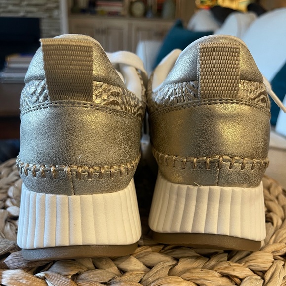 NEW Gold weave wedge/platform sneakers Universal Threads size 9.5 - Picture 5 of 14